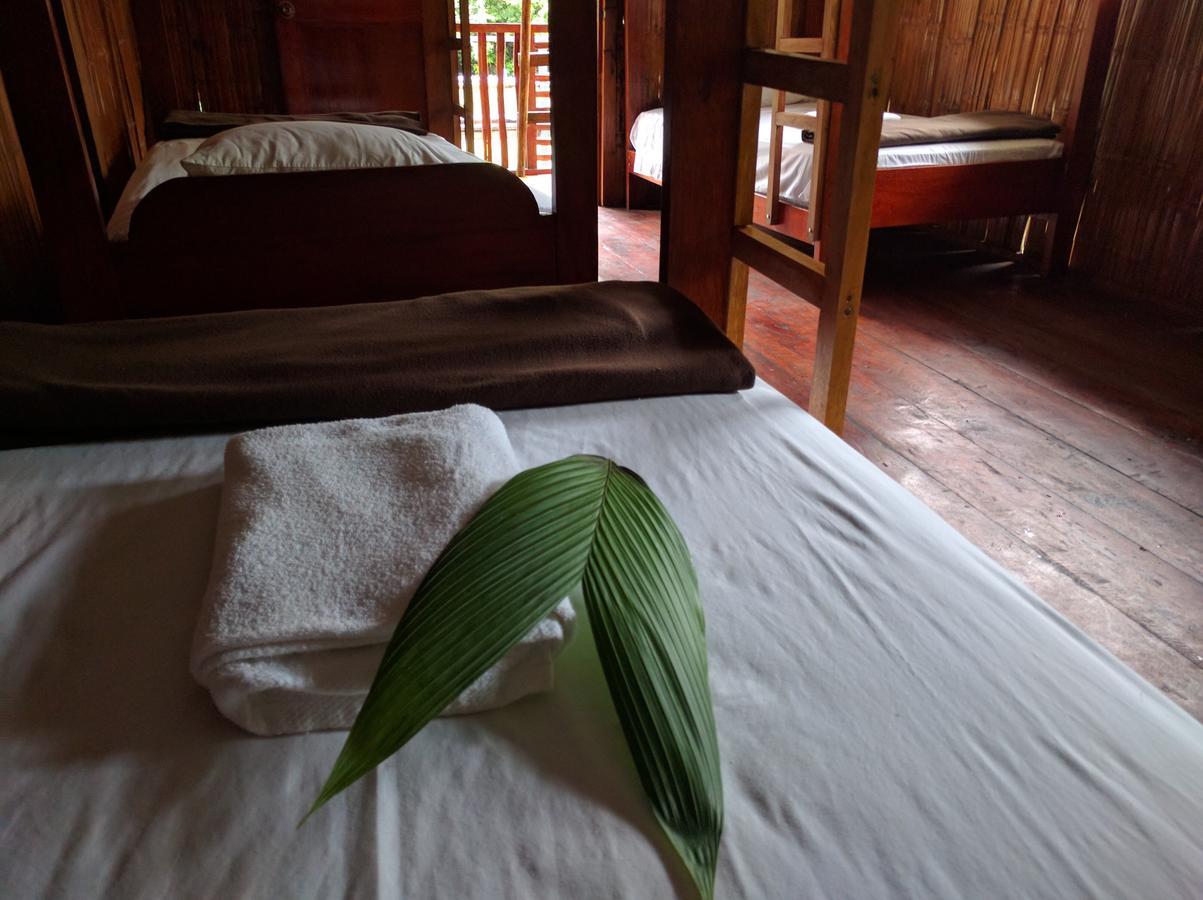 Green Forest Ecolodge Puerto Montufar エクステリア 写真